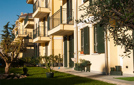 Fotografia esterna del giardino per Atena s.r.l. - Residenza ai Pini